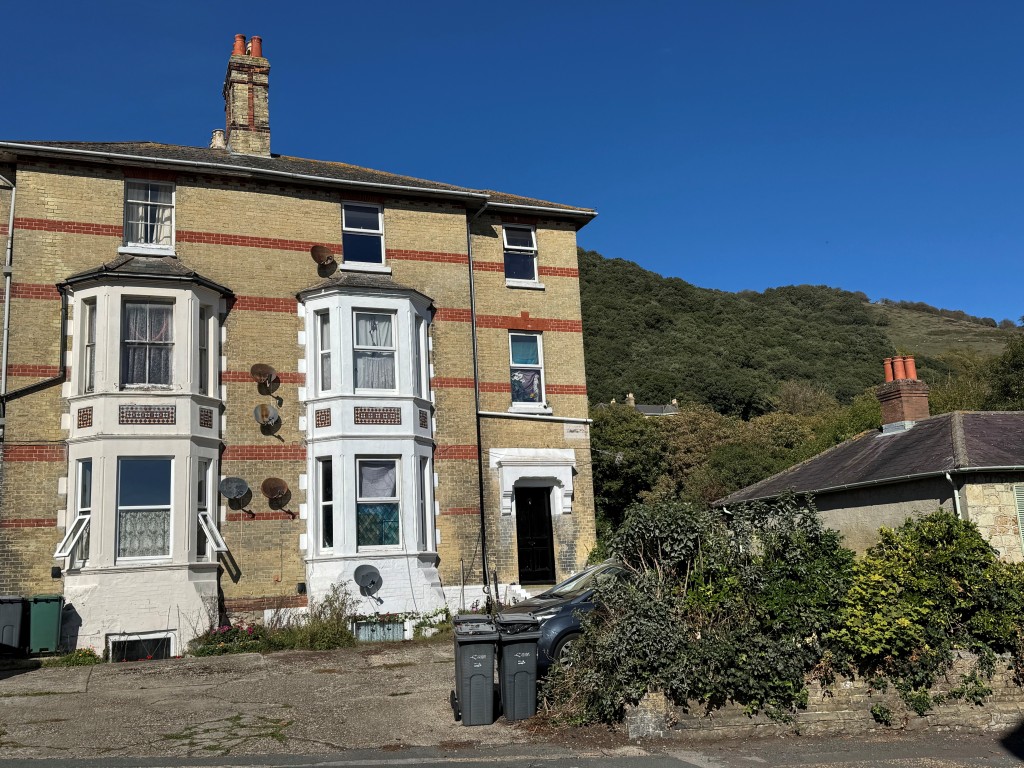 Lot: 139 - ONE-BEDROOM FLAT WITH PARKING FOR INVESTMENT OR OCCUPATION - Front of the Building